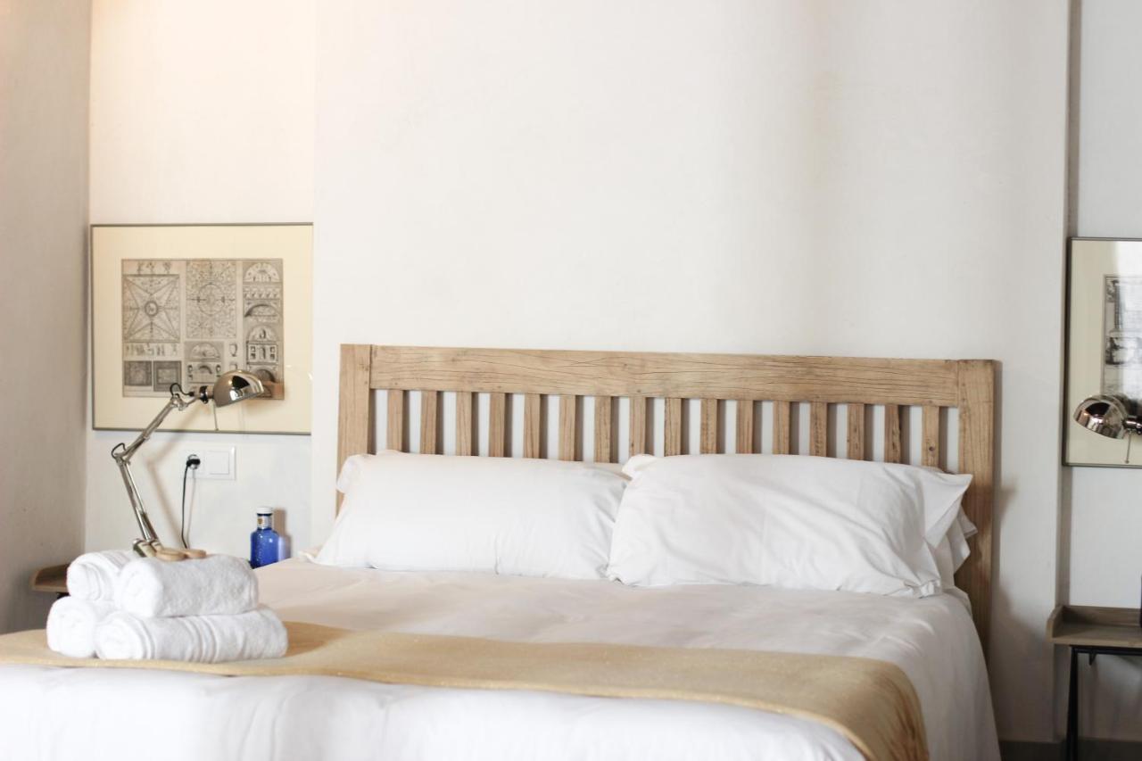 Oak & Sandstone Studio - Space Maison Apartments Siviglia Esterno foto