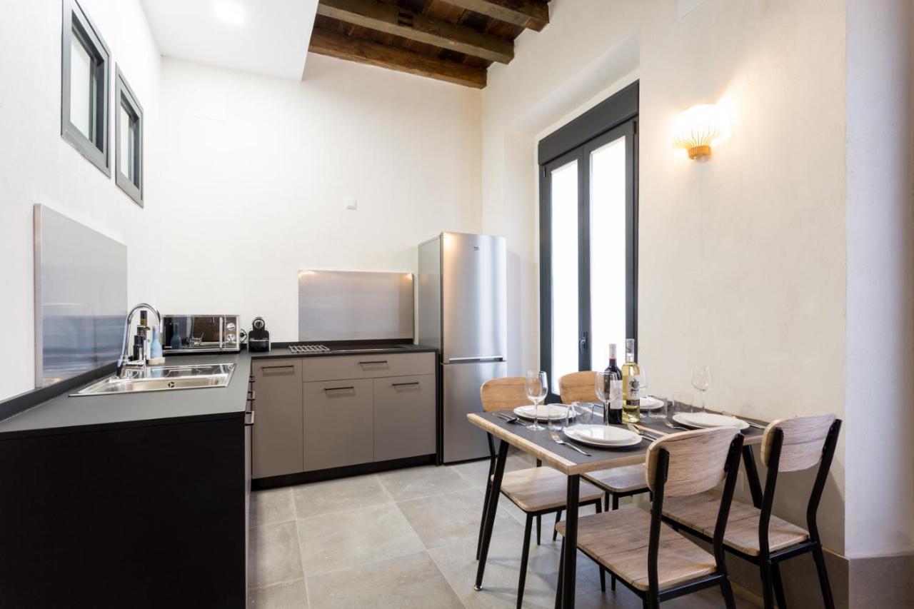 Oak & Sandstone Studio - Space Maison Apartments Siviglia Esterno foto