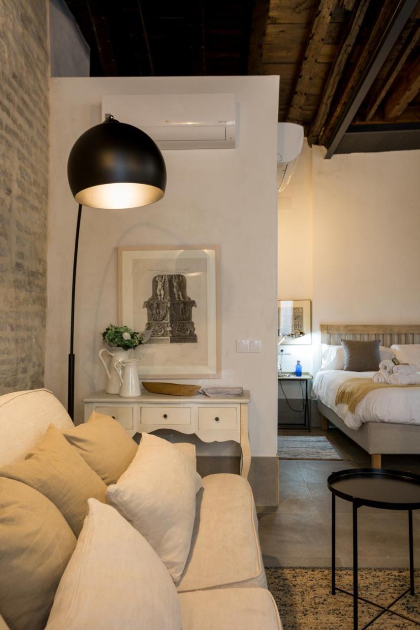 Oak & Sandstone Studio - Space Maison Apartments Siviglia Esterno foto