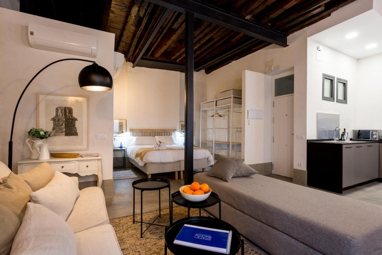 Oak & Sandstone Studio - Space Maison Apartments Siviglia Esterno foto