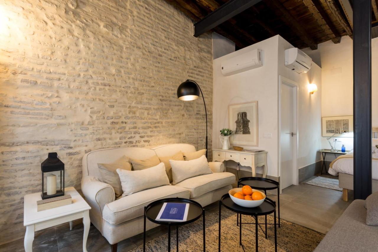 Oak & Sandstone Studio - Space Maison Apartments Siviglia Esterno foto