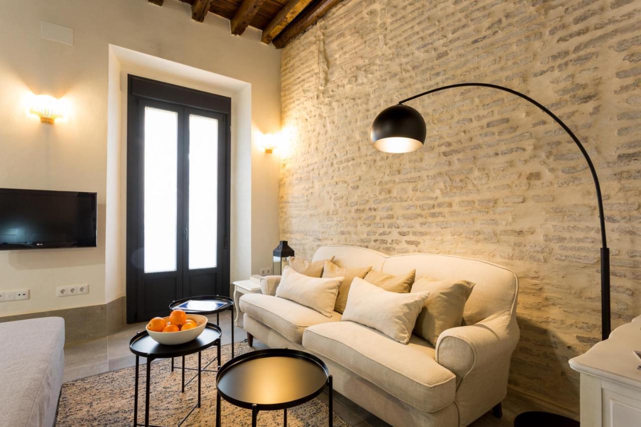 Oak & Sandstone Studio - Space Maison Apartments Siviglia Esterno foto