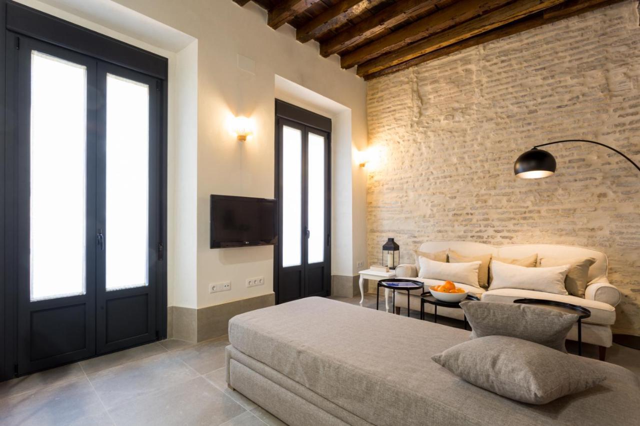 Oak & Sandstone Studio - Space Maison Apartments Siviglia Esterno foto