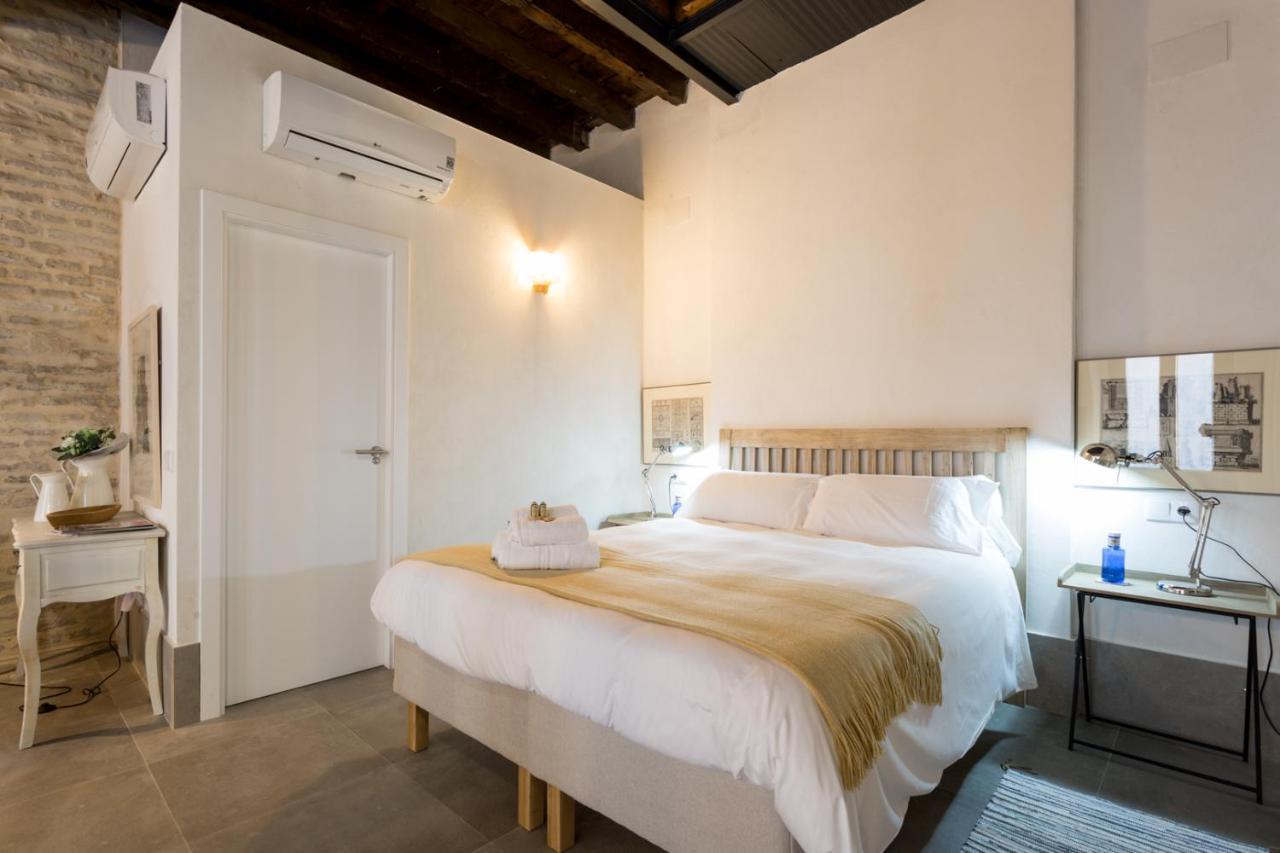 Oak & Sandstone Studio - Space Maison Apartments Siviglia Esterno foto