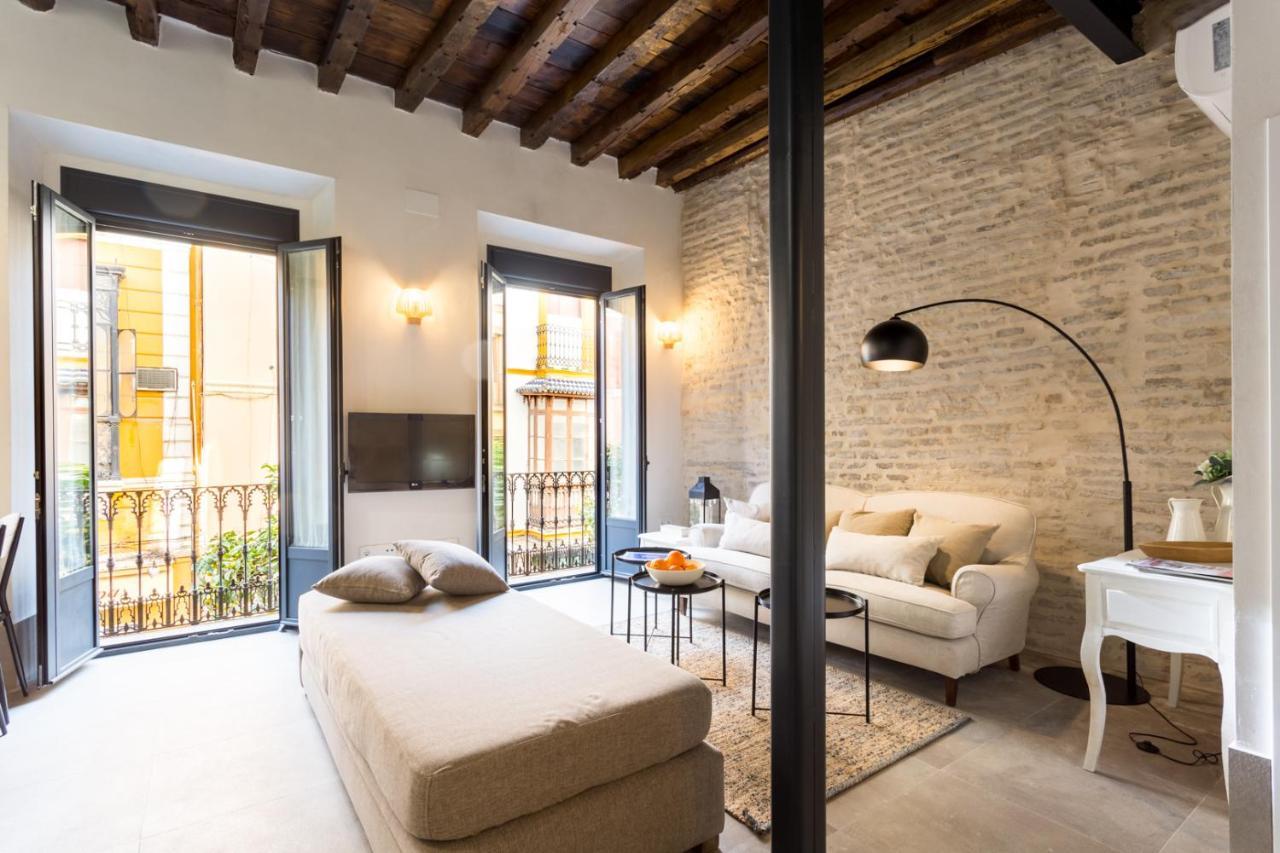Oak & Sandstone Studio - Space Maison Apartments Siviglia Esterno foto