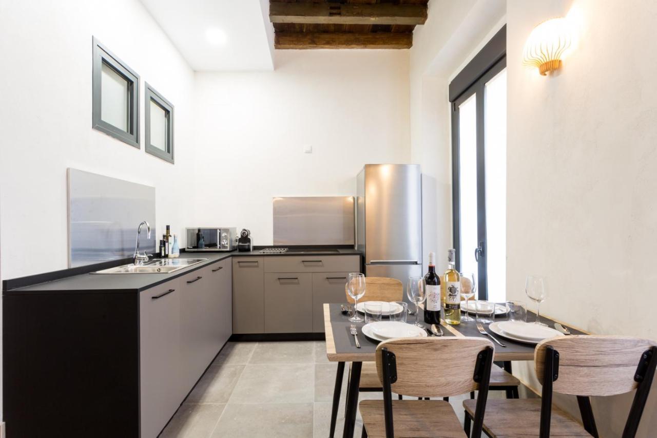 Oak & Sandstone Studio - Space Maison Apartments Siviglia Esterno foto
