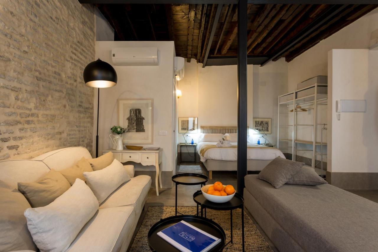Oak & Sandstone Studio - Space Maison Apartments Siviglia Esterno foto